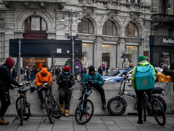 Vita da rider: «Noi lavoratori schiavi, bici in sub-affitto, in balia dell’algoritmo»