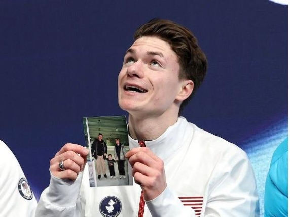 Naumov mostra la foto dei genitori (ex Olimpionici) morti in un disastro aereo: "Cosa abbiamo fatto!"