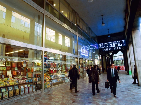 Milano, Hoepli in crisi: la storica casa editrice verso la liquidazione. Cassa integrazione per gli 89 dipendenti