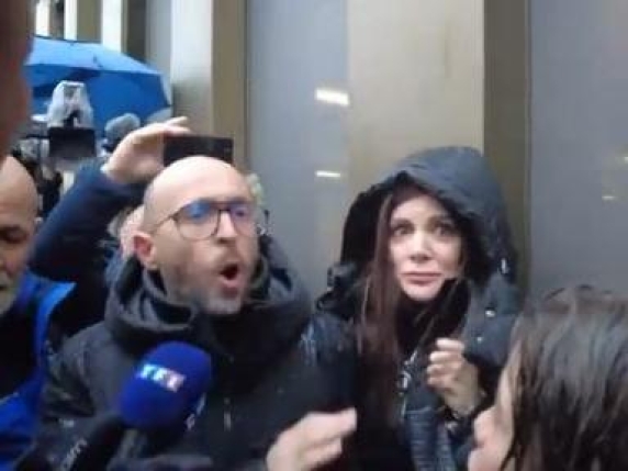 «Avete ucciso i nostri figli»: il video della violenta contestazione ai Moretti