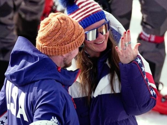 Il «sì» di Breezy Johnson durante il SuperG. Il fidanzato si inginocchia e le regala un anello