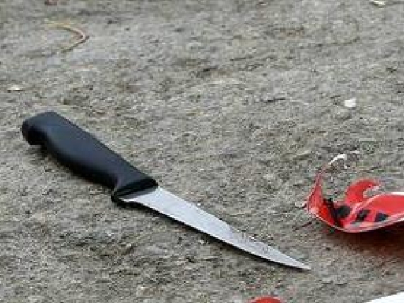 Colpisce un rapinatore e lo abbandona in strada con un coltello conficcato in testa