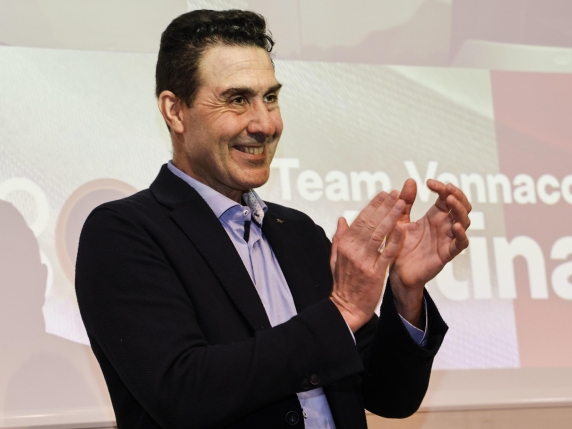 Vannacci: «Per le Politiche  pronto a correre da solo». La stretta della Camera sui cambi di casacca