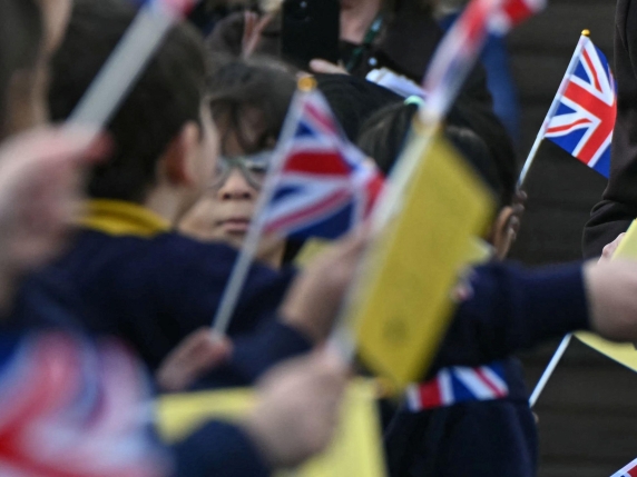 Londra, bufera sulle nuove linee guida sul genere: «Chi vorrà potrà cambiare nome e divisa dai 4 anni d'età»