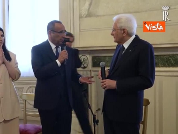 I cantanti intonano «Azzurro», Mattarella: «Non mi associo per non turbare il coro»