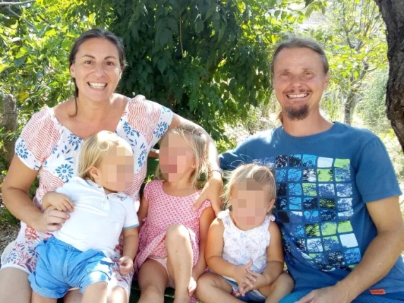 Famiglia del bosco, la diffida dei Trevallion: «I bambini chiusi a chiave soffrono e hanno attacchi di panico»