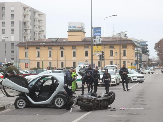 Scontro tra una microcar guidata da 18 enne e uno scooter a Milano: morto motociclista di 52 anni Scontro tra una microcar guidata da 18 enne e uno scooter a Milano: morto motociclista di 52 anni