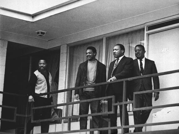 Addio a Jesse Jackson, il reverendo afroamericano icona dei diritti civili. Fu al fianco di Martin Luther King nella celebre marcia di Selma