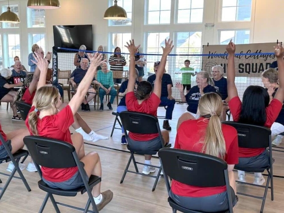 Generazioni paralimpiche: la pallavolo sulla sedia nel centro per gli anziani