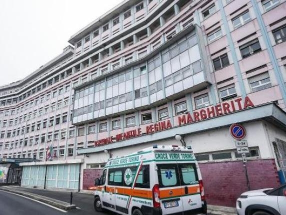 Torino, morto il bimbo di 5 mesi precipitato dalle scale. La madre: «Ho avuto un malore e mi è caduto dalle braccia»