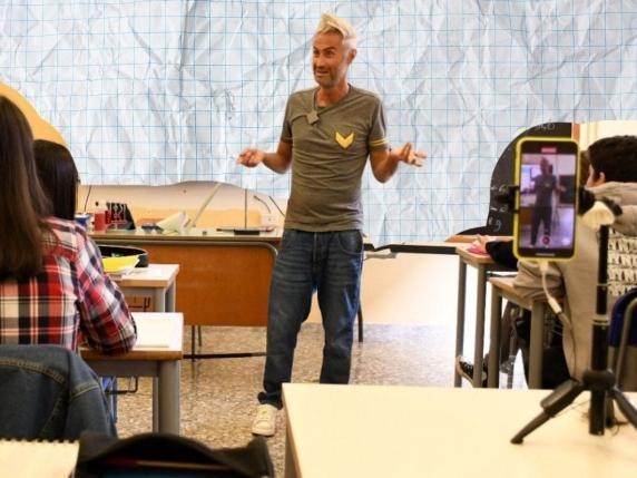 «I voti erano legati ai like»: bufera sul prof influencer Schettini. Ma a scuola lo difendono