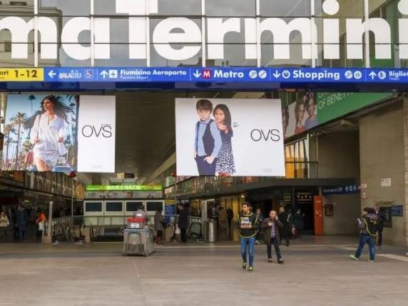 Roma Termini, furti alla Coin: le chat tra la cassiera e i poliziotti. «Hai un profumo?». «Amore, non ci sono ma poi ci penso»