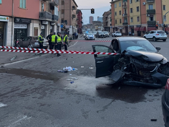 Fuggono dai carabinieri, nell'inseguimento lo scontro con un'altra auto: morta un'anziana