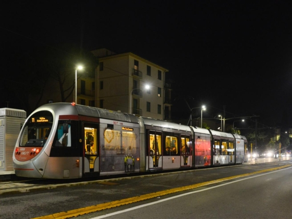 Trascinato fuori dal tram e violentato: la notte da incubo di un 17enne