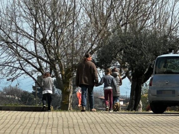 Famiglia nel bosco, la videochiamata della mamma separata dai bambini. Il padre nella casa famiglia. Roccella e Salvini criticano i giudici
