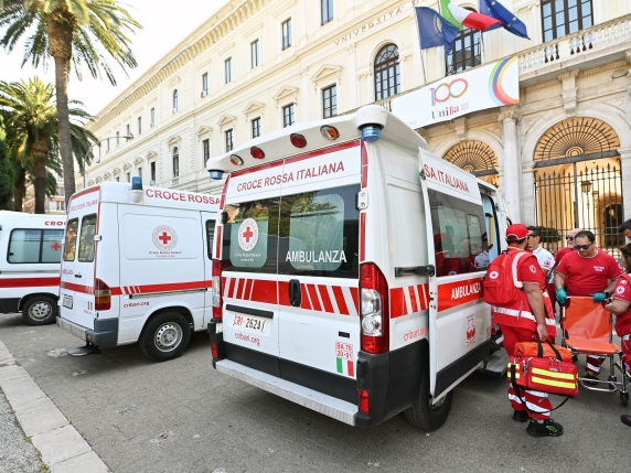 16enne accoltellato alla schiena in pieno centro storico: è grave. L'aggressore si è dileguato