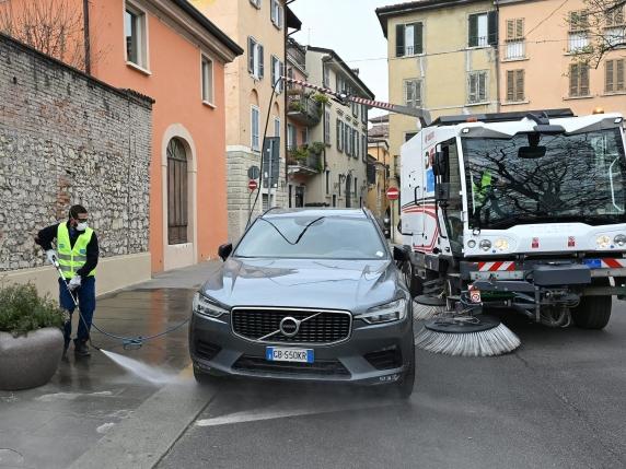 Brescia la pulizia strade senza  spostare l'auto: addio a 500mila euro di multe ogni anno