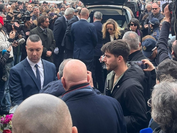 Enrica Bonaccorti, i funerali in diretta | La cerimonia a Roma dalle 15. L'omaggio di Renato Zero con «Il cielo»