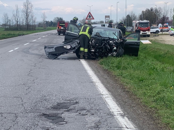 Caravaggio: morti papà e nonna nell'auto con due bimbi sbalzata nel canale