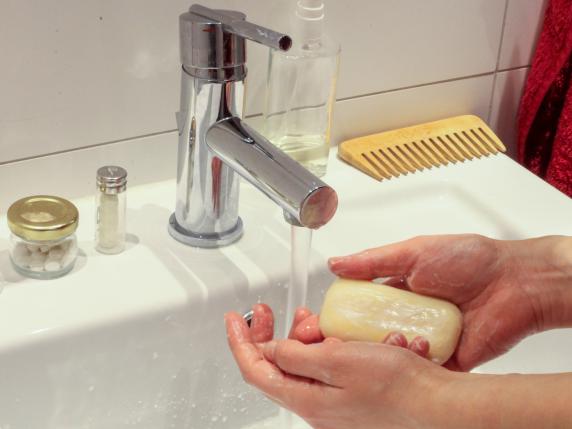 
                                    
                                I saponi per lavarsi le mani, da quello idratante all’antibatterico