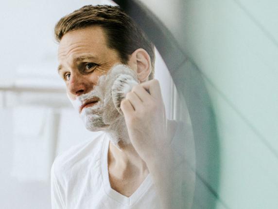 
                                    
                                Accessori per radersi: il necessario per farsi la barba da soli come dal barbiere
