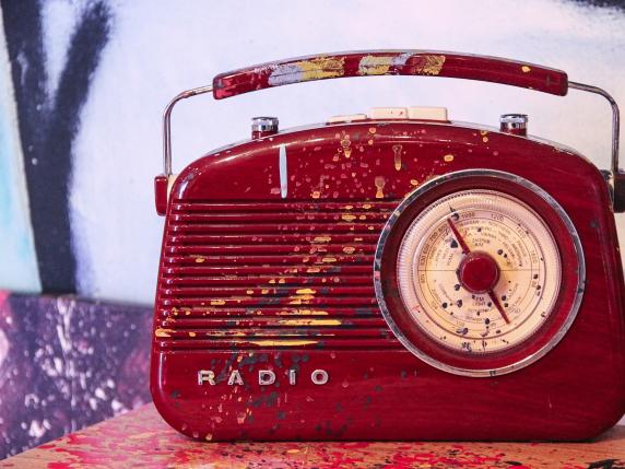 
                                    
                                Radio DAB e DAB+, la tecnologia che sostituirà la radio FM tradizionale
