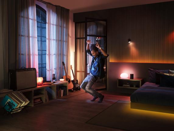 
                                    
                                Philips Hue: come funzionano e quale modello scegliere (anche in vista del Natale)