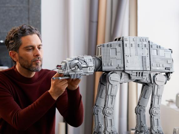 
                                    
                                Lego At-At, il nuovo set gigante dedicato al camminatore imperiale di Star Wars