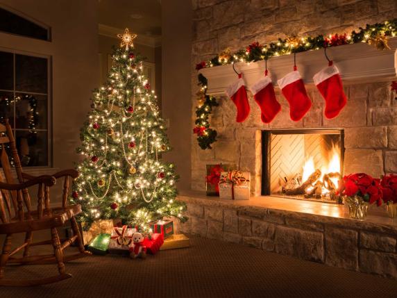 
                                    
                                Luci di Natale da esterno, per l'albero, a batteria o smart: quali scegliere