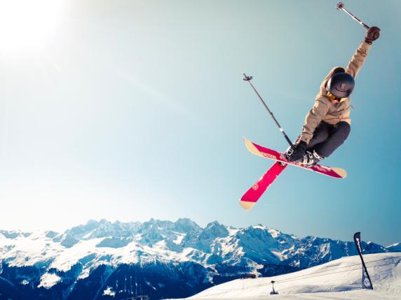 
                                    
                                Abbigliamento sci: tute, vestiti e accessori per sciare da uomo e donna. Le migliori marche