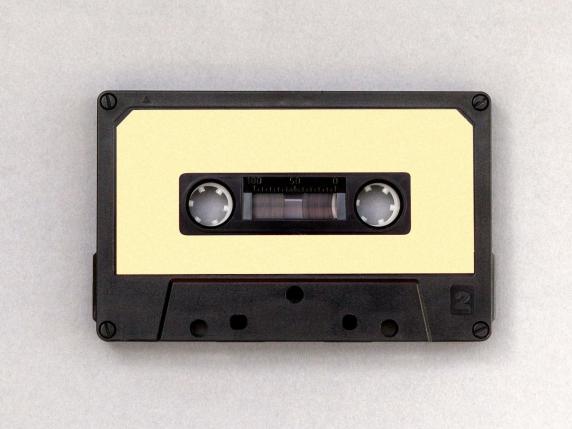 
                                    
                                Cassette, dal lettore ai modelli anni Settanta, la "tape" musicale torna di tendenza