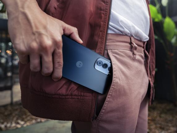 
                                    
                                Motorola Edge 30, lo smartphone ultrasottile che strizza l'occhio ai gamer