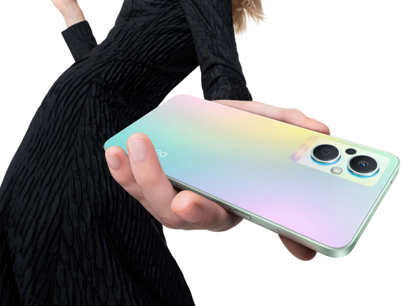
                                    
                                Oppo Reno8 Lite 5G, il nuovo modello con colori arcobaleno e una fotocamera perfetta per i selfie: caratteristiche e prezzi