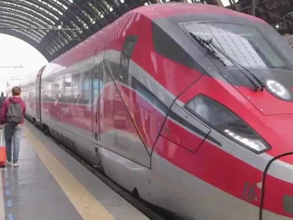 Treni bloccati tra Firenze e Bologna, ritardi fino a due ore e mezza. Passeggeri infuriati