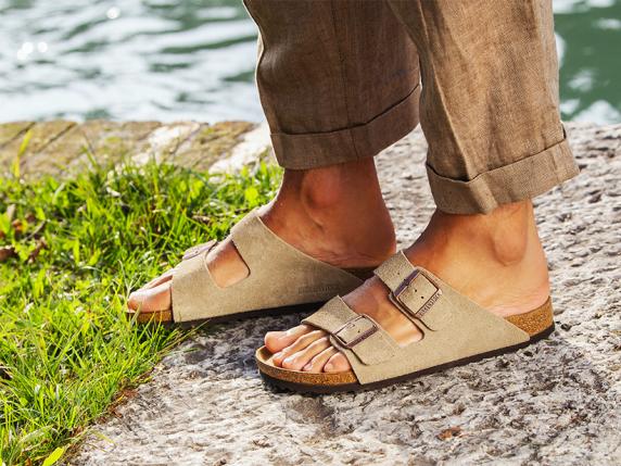 
                                    
                                Dai Teva ai classici Birkenstock: i sandali da uomo per l'estate 2023