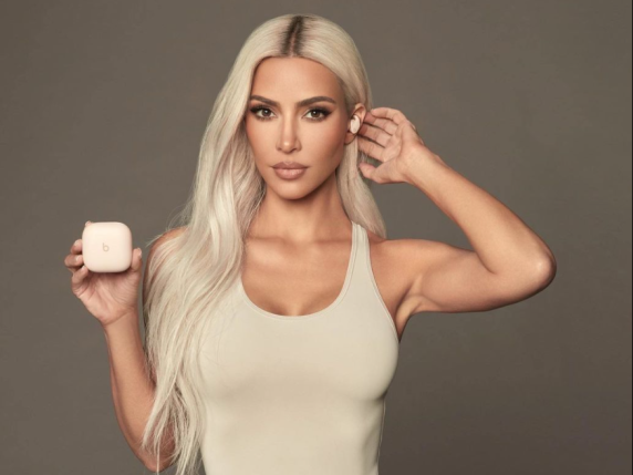 
                                    
                                Apple collabora con Kim Kardashian nel lancio delle cuffie Beats in tre tonalità: quando arrivano e quanto costano
