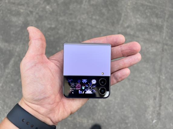 
                                    
                                Galaxy Z Flip 4, recensione: il pieghevole piccolo fuori e grande dentro