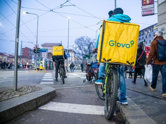 Foodinho (Glovo), multa da 5 milioni: rider geolocalizzati anche fuori dall’orario di lavoro