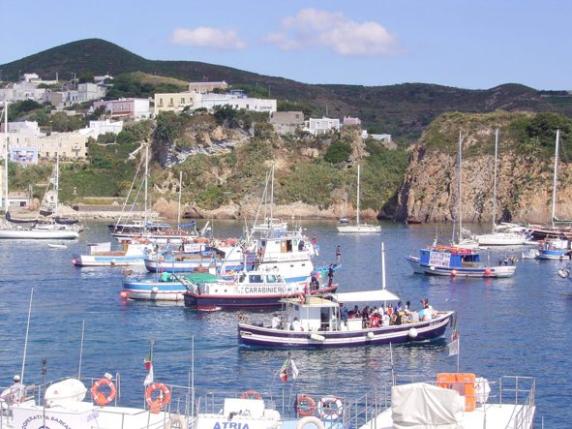 Ponza e Palmarola, il ticket ambientale si paga con la app di Telepass: debutta il servizio per chi ormeggia 