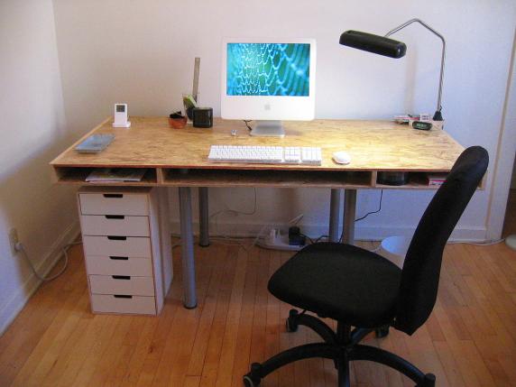 
                                    
                                Come organizzare la scrivania, per lo smart working e non solo: la guida