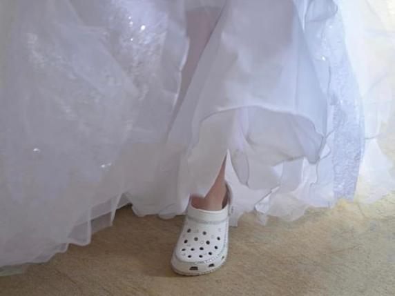 
                                    
                                Crocs da sposa, il modello in bianco è il più richiesto (e condiviso sui social)