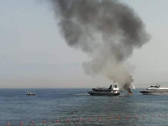 Costiera amalfitana, barca in fiamme vicino a arcipelago Li Galli alta