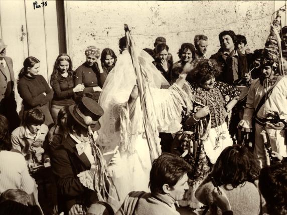 Roberto De Simone al Carnevale di Pomigliano (1976, ph Paolo Apolito)