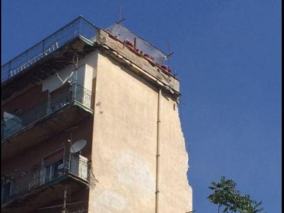 Torre Annunziata Crolla Palazzina Estratte Le Prime Tre Vittime Dalle Macerie Ancora Cinque