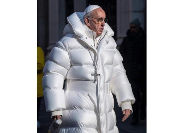 Dopo Trump, anche il Papa: la foto fake con il cappotto bianco che tutti scambiano per vera