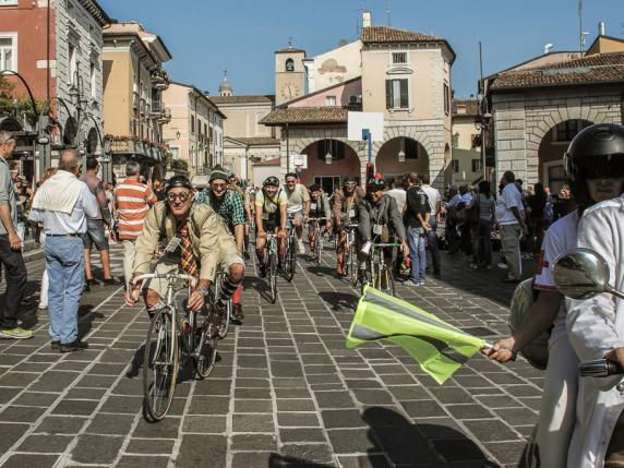 Fantozzi e la Coppa Cobram, la rievocazione a Desenzano del Garda: «Tutti  in sella! Alla bersagliera»