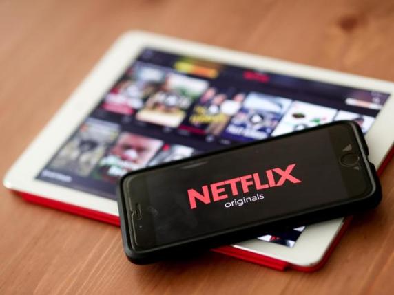 Netflix, l’abbonamento vale solo per il «nucleo domestico»: gli altri dovranno pagare