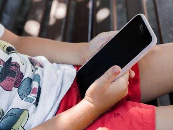 I pediatri: no ai cellulari sotto i 13 anni. Valditara vuole vietarli anche nell’intervallo