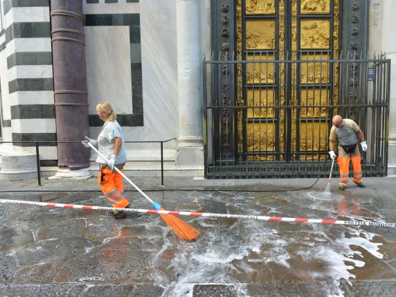 Firenze, Blitz Di Ultima Generazione: Succo Di Pomodoro Sul Sagrato Del ...