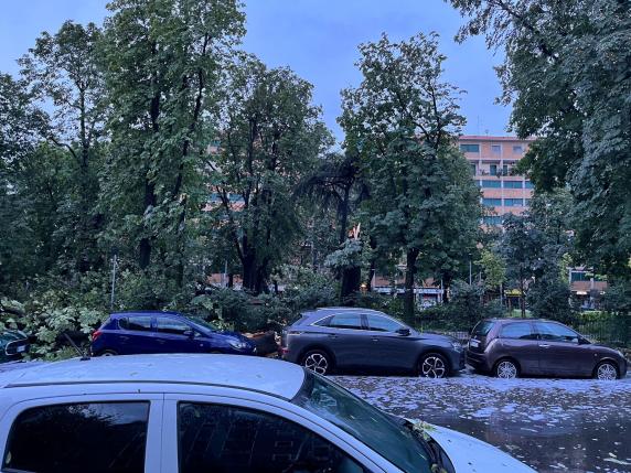 Il violentissimo nubifragio a Milano di stanotte: «Mai visto niente di simile». Strade bloccate e allagate